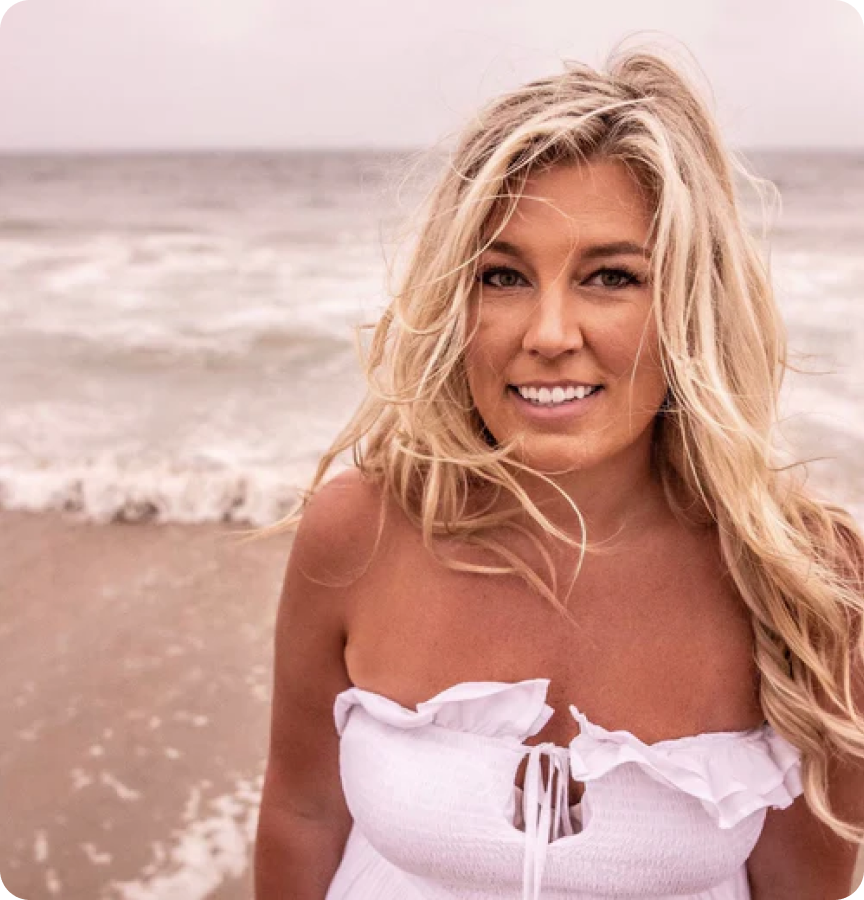 Chelsea Lauridsen standing on the beach, promoting 360cookware